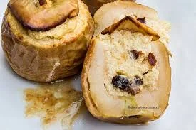 Mere coapte cu branza de vaci si nuci