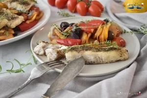 Peste alb la cuptor cu legume verzi si cartofi dulci